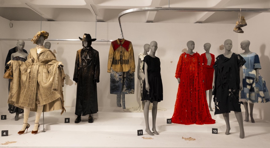 In Londen is een bijzondere modetentoonstelling geopend. Alles draait om vuil, zweet en roest.