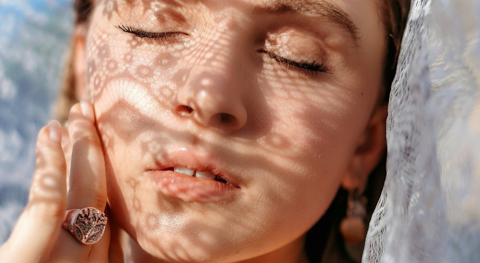 Ni laiteux, ni lin. À l'automne 2025, on porte des ongles en tulle légers comme la brume.