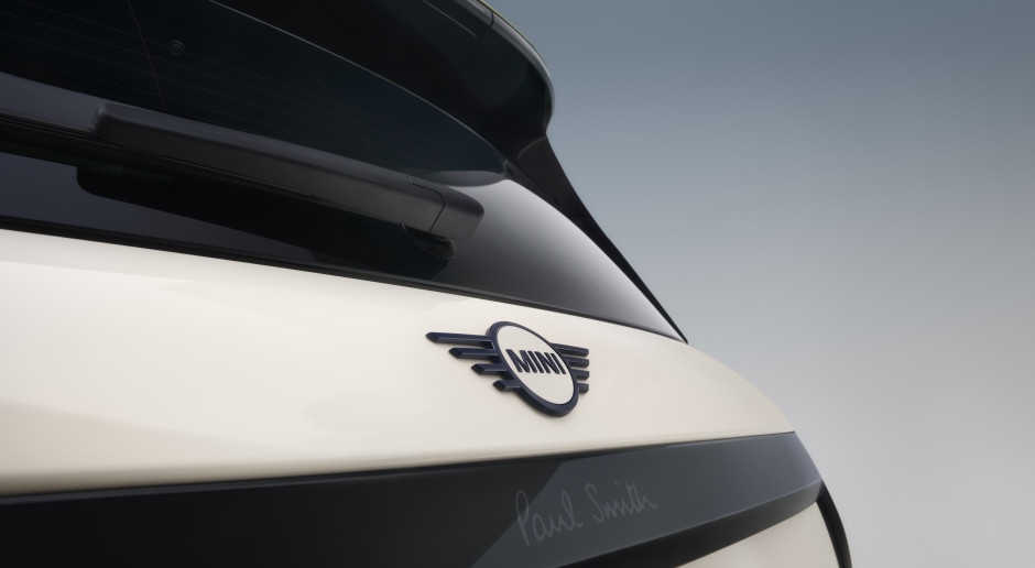 Paul Smith, il famoso re del colore, ha disegnato una MINI per gli amanti della moda