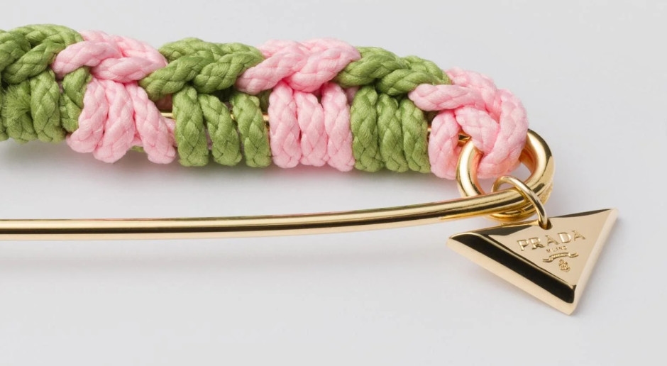 Prada vende una spilla da balia a quasi 3.500 złoty. Ne abbiamo realizzata una simile per meno di 5 złoty.