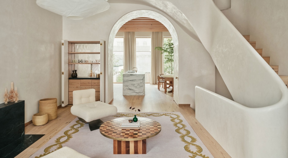 Dieses Haus ist eine Oase der Ruhe im Herzen von New York City. Eine skulpturale Treppe bildet das Zentrum. [FOTOS]