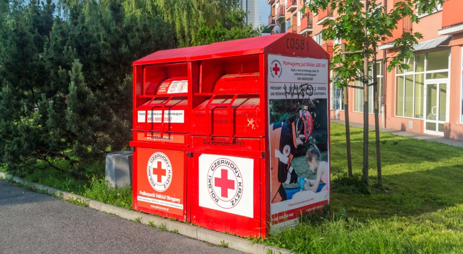 Chaos po zmianie przepisów. Tekstyliów nie wyrzucimy, kontenery znikają