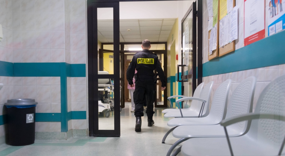 Agarró a una enfermera por el cuello y la estranguló. Un paciente agresivo de 50 años enfrenta cargos.