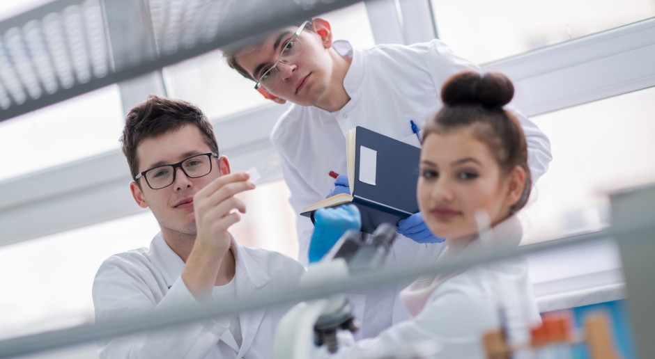 Eles preferem pagar 46.000 por semestre. Os juros do empréstimo médico estão em níveis historicamente baixos.
