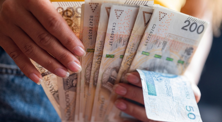 Her Polonyalı için aylık 2.333 PLN. Hiçbir koşul yok. Ama bir sorun var.