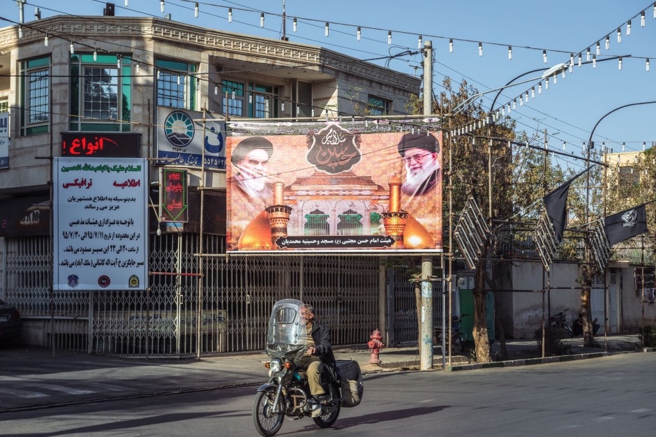 Gli uffici di cambio valuta hanno spento i display del tasso di cambio. L'Iran sta affrontando una crisi enorme.