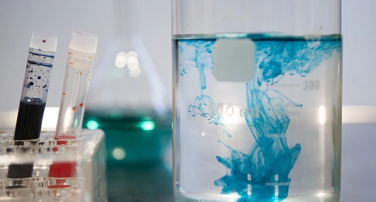 L'intelligenza artificiale progetta una cura per il cancro: BBO-10203 entra nella sperimentazione clinica