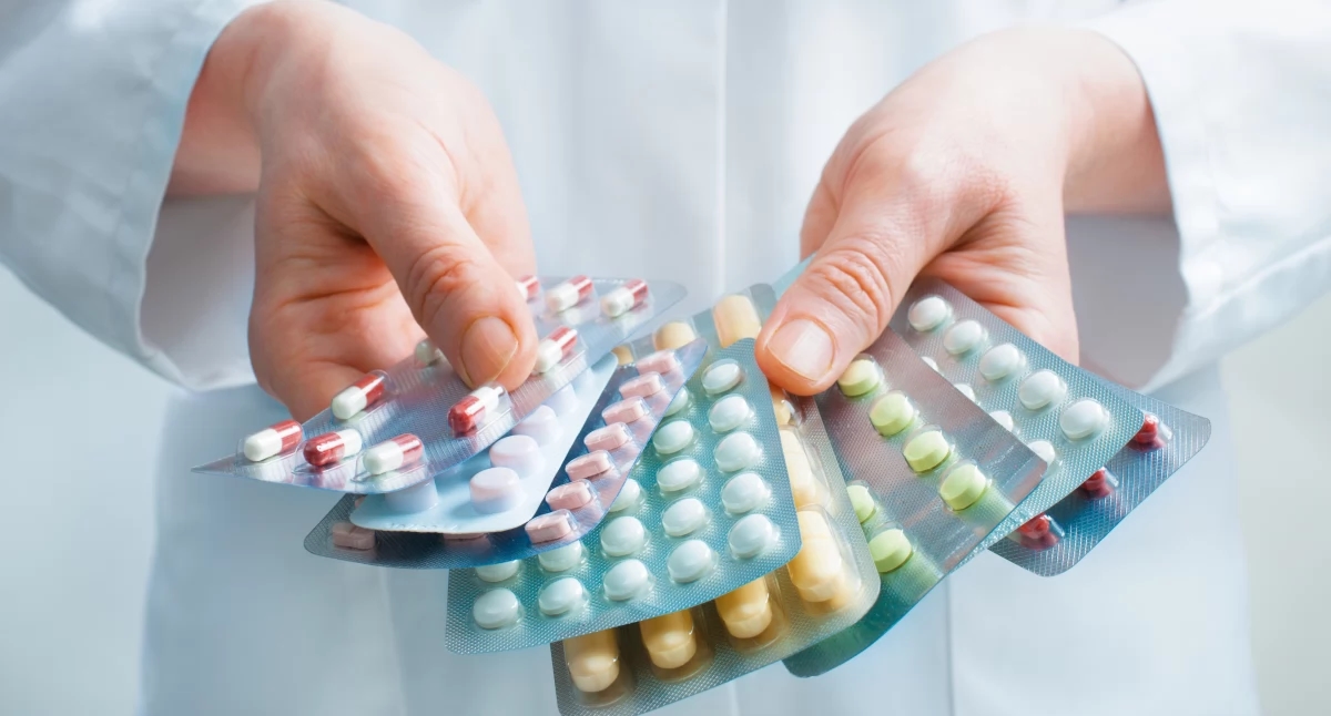 Los anuncios de medicamentos en la televisión casi están alcanzando a los médicos como la principal fuente de información para los pacientes sobre nuevas terapias.