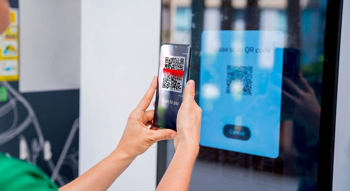 OCU ostrzega przed oszustwami związanymi z fałszywymi kodami QR na stacjach ładowania samochodów elektrycznych: „Sprawdź, czy są autentyczne”.