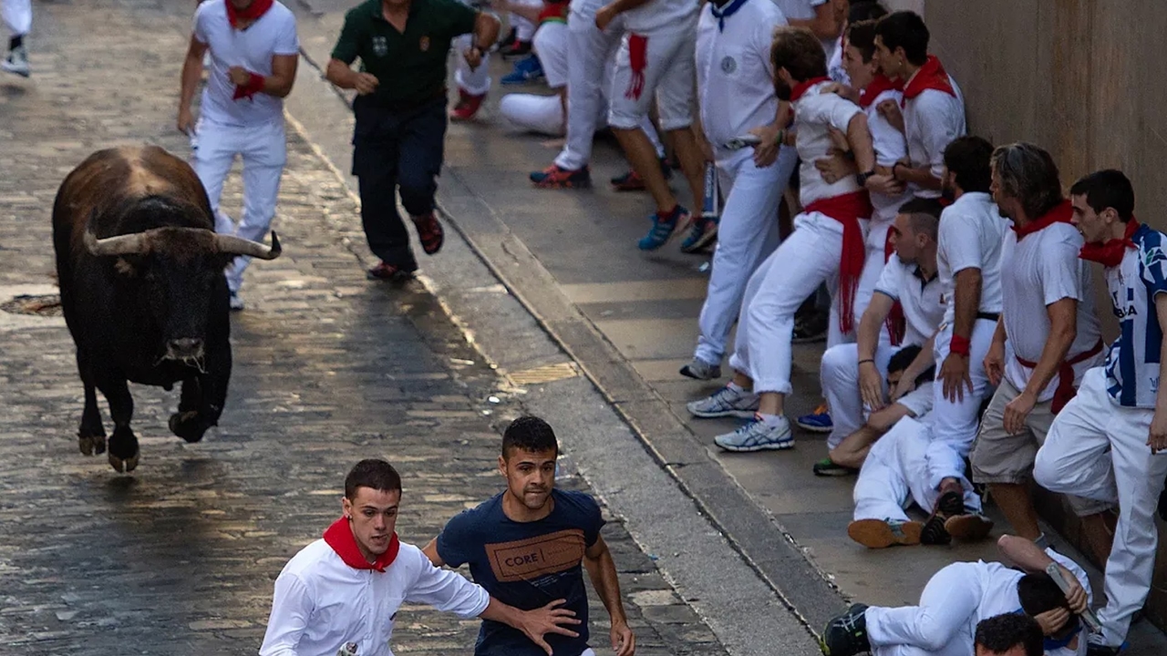 San Fermín boğalarının ilk koşusu | Fuente Ymbro boğaları Santo Domingo'da serbest kalıyor ve bu bölümde koşucuların zayıflıkları ortaya çıkıyor.