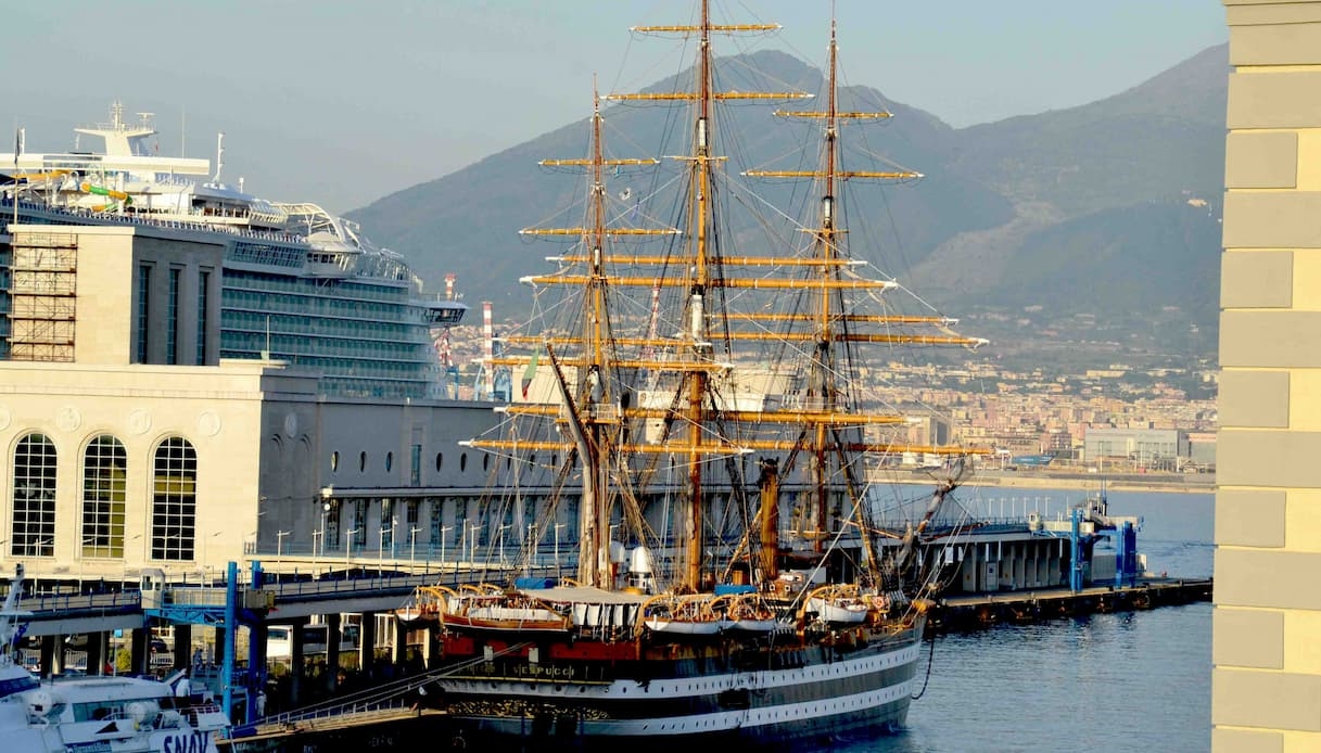 Neapel verabschiedet sich vom Amerigo Vespucci: Geschichte, Emotionen und Kultur auf dem Dock