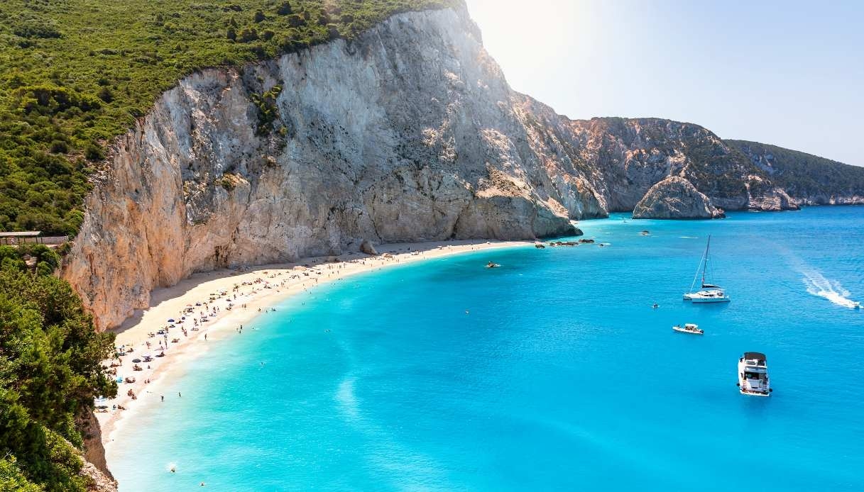 Traveling through the wonders of Greece: dream beaches, the best to go in summer