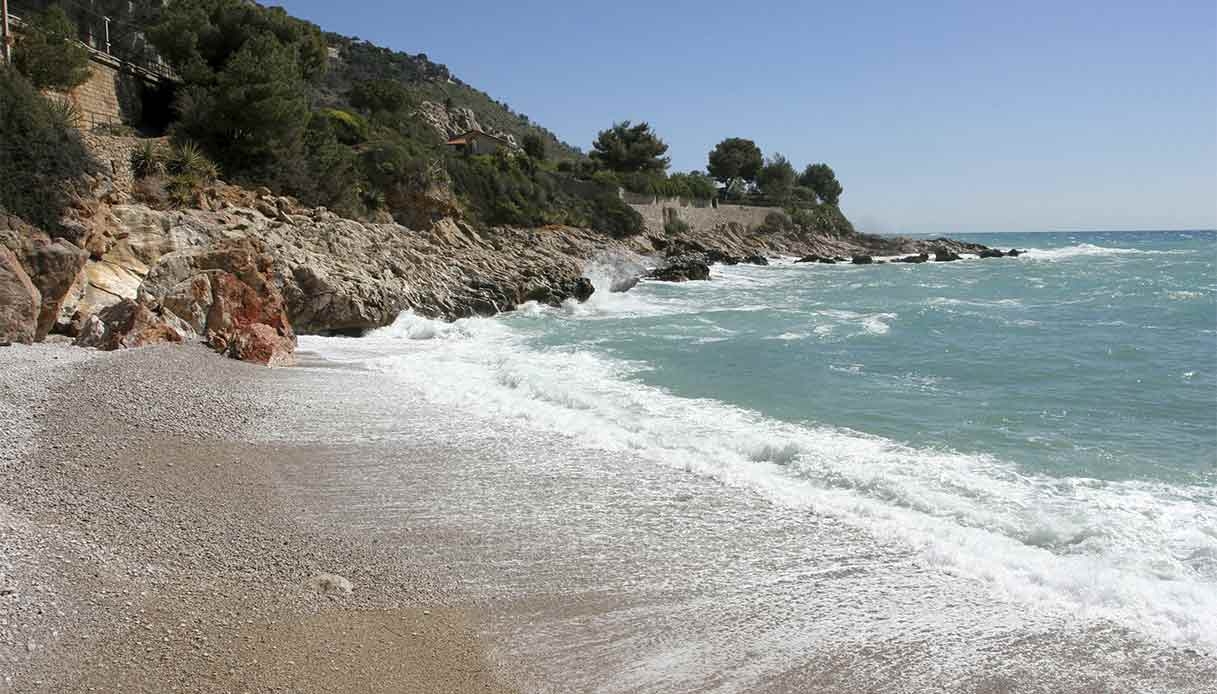 Ligurya Rivierası ile Fransız Rivierası arasında bir Jura köşesi olan Ventimiglia'daki Balzi Rossi Plajı