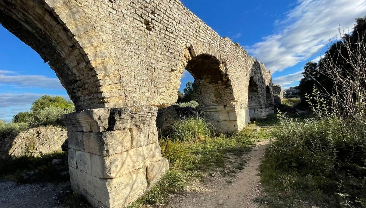 A Roman aqueduct that tells the story of two thousand years of history has been discovered in Arles