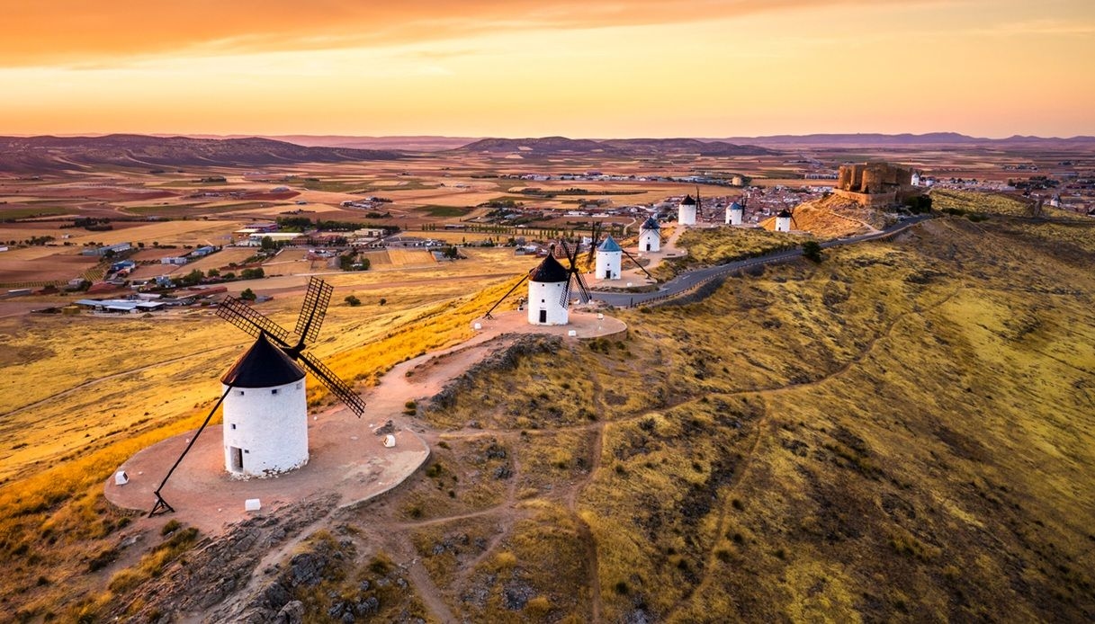 Consuegra, sonbaharda mor renge bürünen 12 yel değirmeninin bulunduğu bir köydür