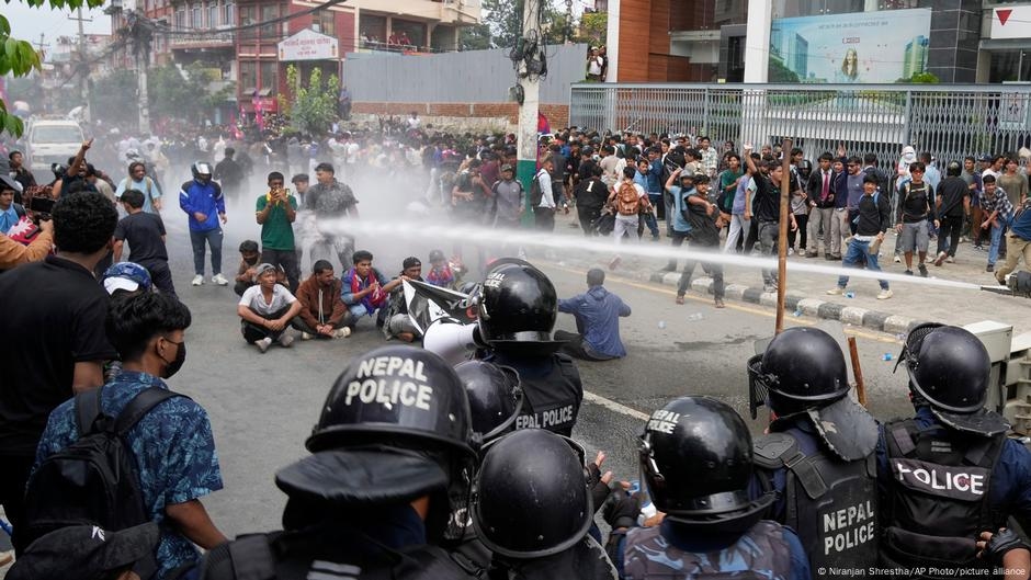 Após mortes em protestos: Nepal encerra proibição de redes sociais