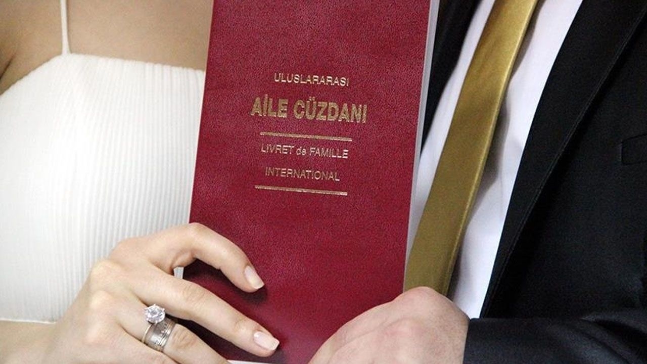 Décision de la Cour constitutionnelle concernant la condition de non-mariage pour les femmes divorcées pendant 300 jours