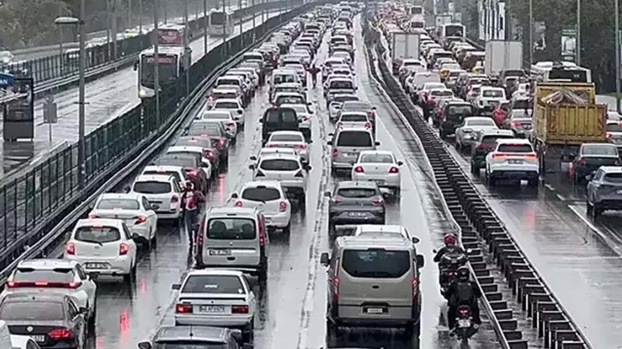 Chuva atinge Istambul! Trânsito bloqueado