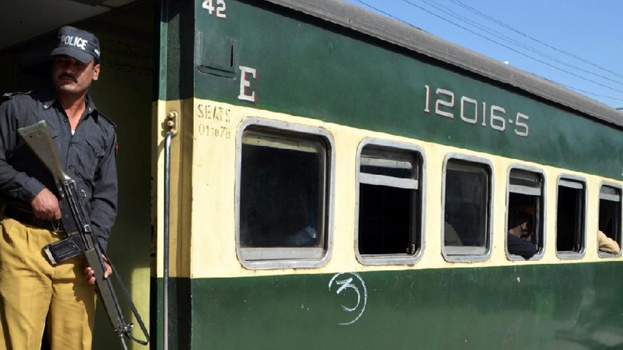 Bomaanslag op treinstation in Pakistan