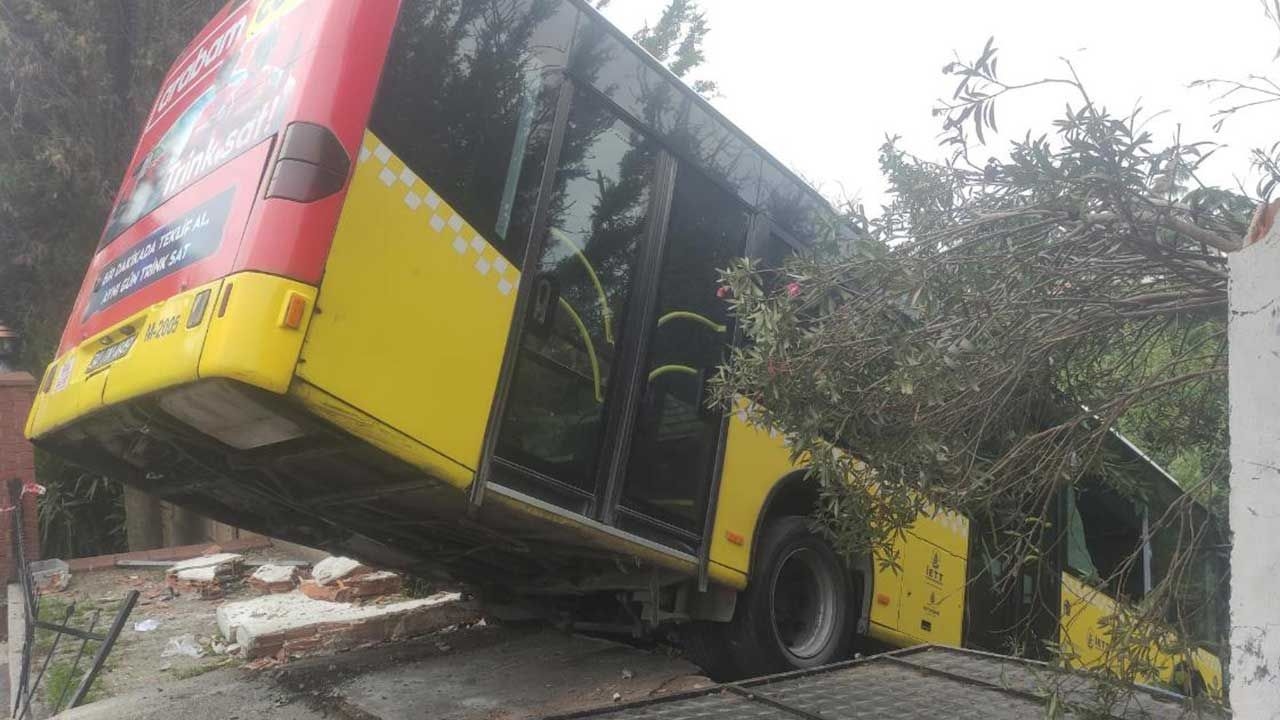 The bus whose brakes failed was left hanging on the wall