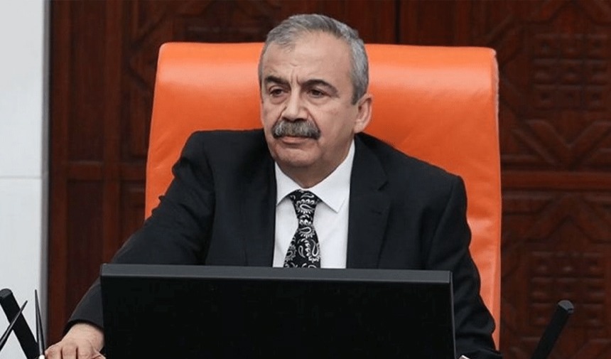 Investigación sobre las feas publicaciones del Partido Zafer contra Sırrı Süreyya Önder