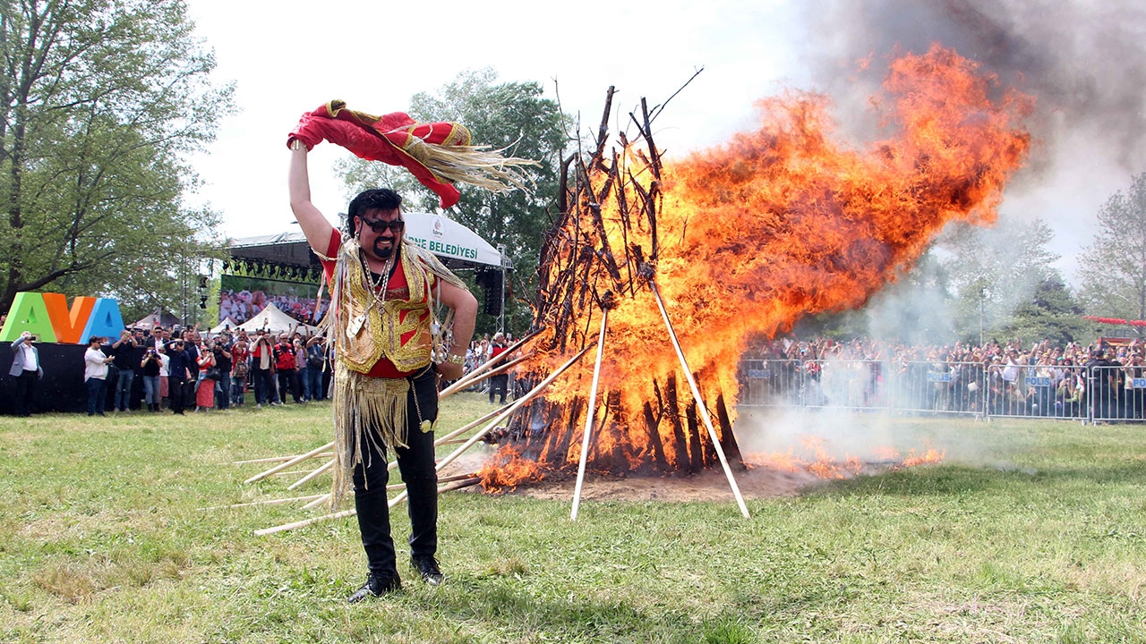 ¡Celebraciones de Hıdırellez en Edirne! Fuego de Kakava de 1400 años de antigüedad encendido