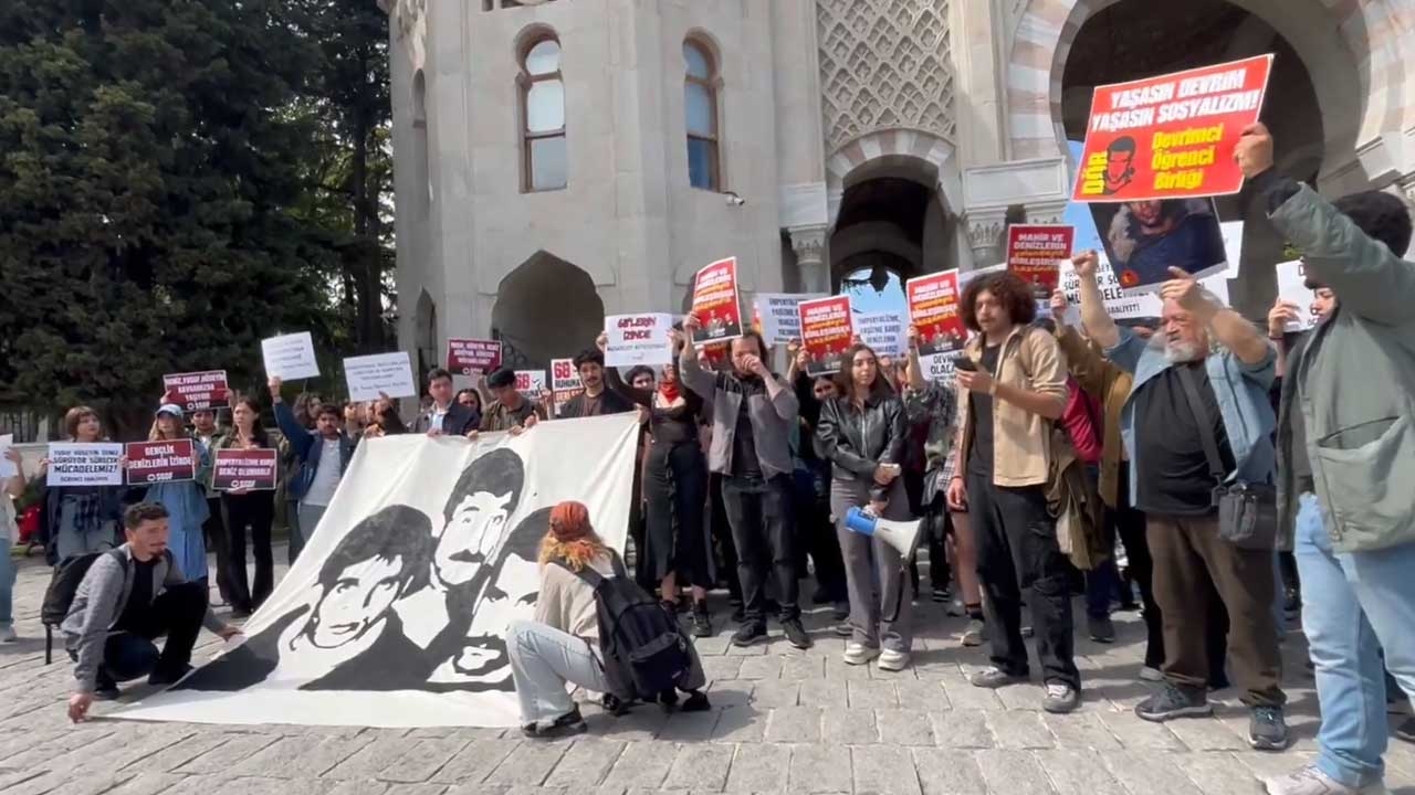 Estudiantes de la Universidad de Estambul conmemoraron los 'Tres Retoños'