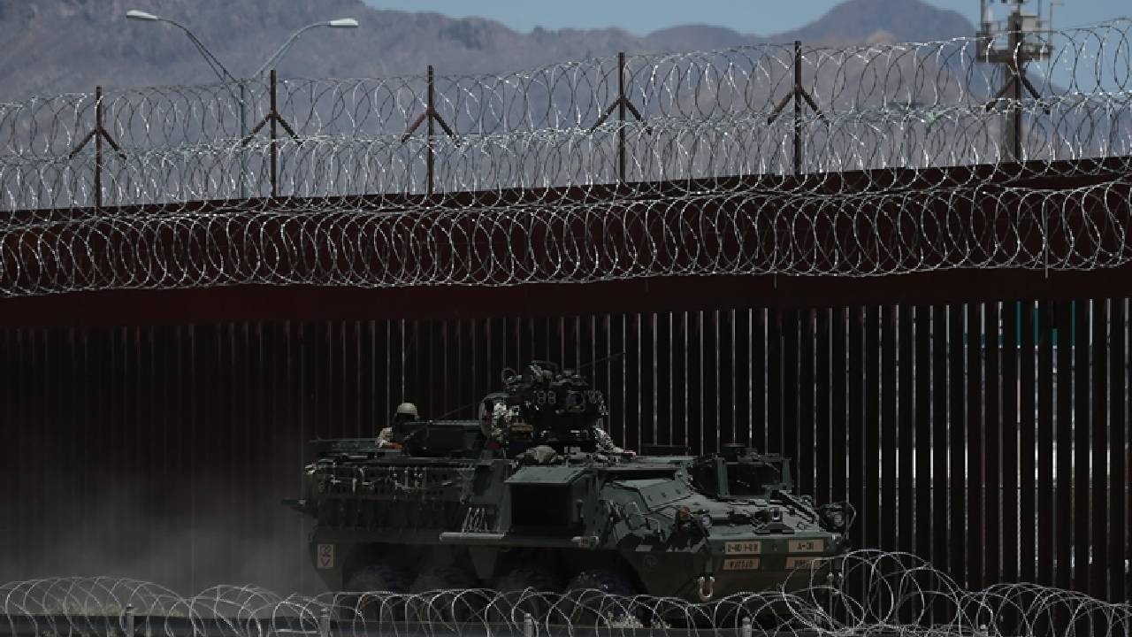 Ejército estadounidense coloca señal de "no entrar" en la frontera con México