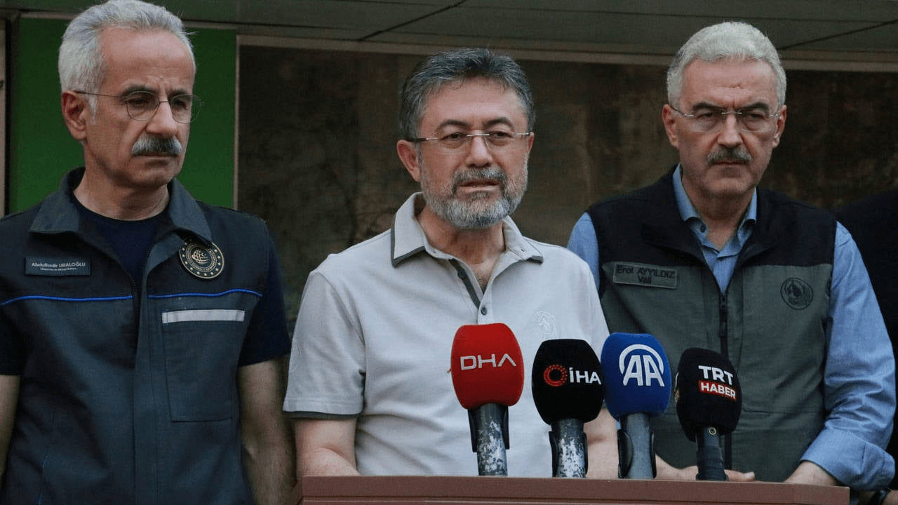 Dernières nouvelles sur les incendies de forêt ! Ministre Yumaklı : Les incendies persistent dans trois provinces.