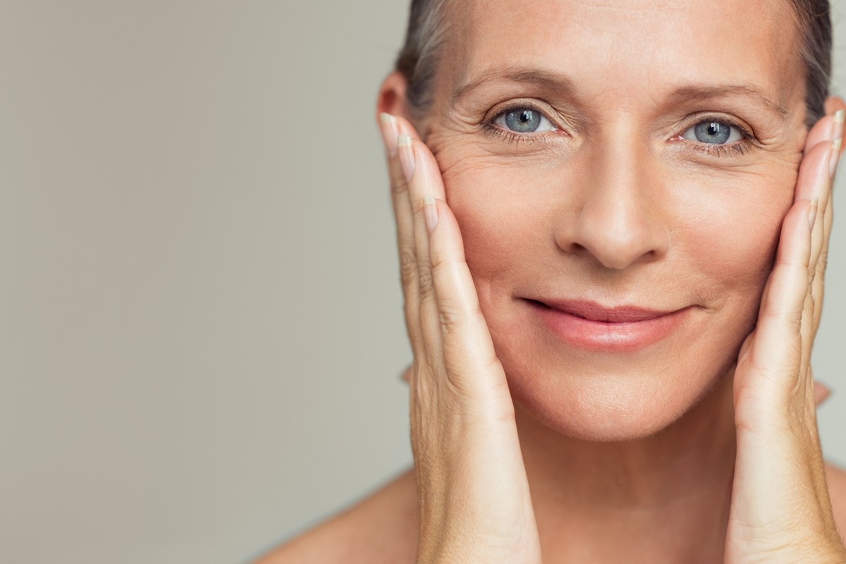 Creme antirrugas regenera peles maduras e hidrata profundamente; veja