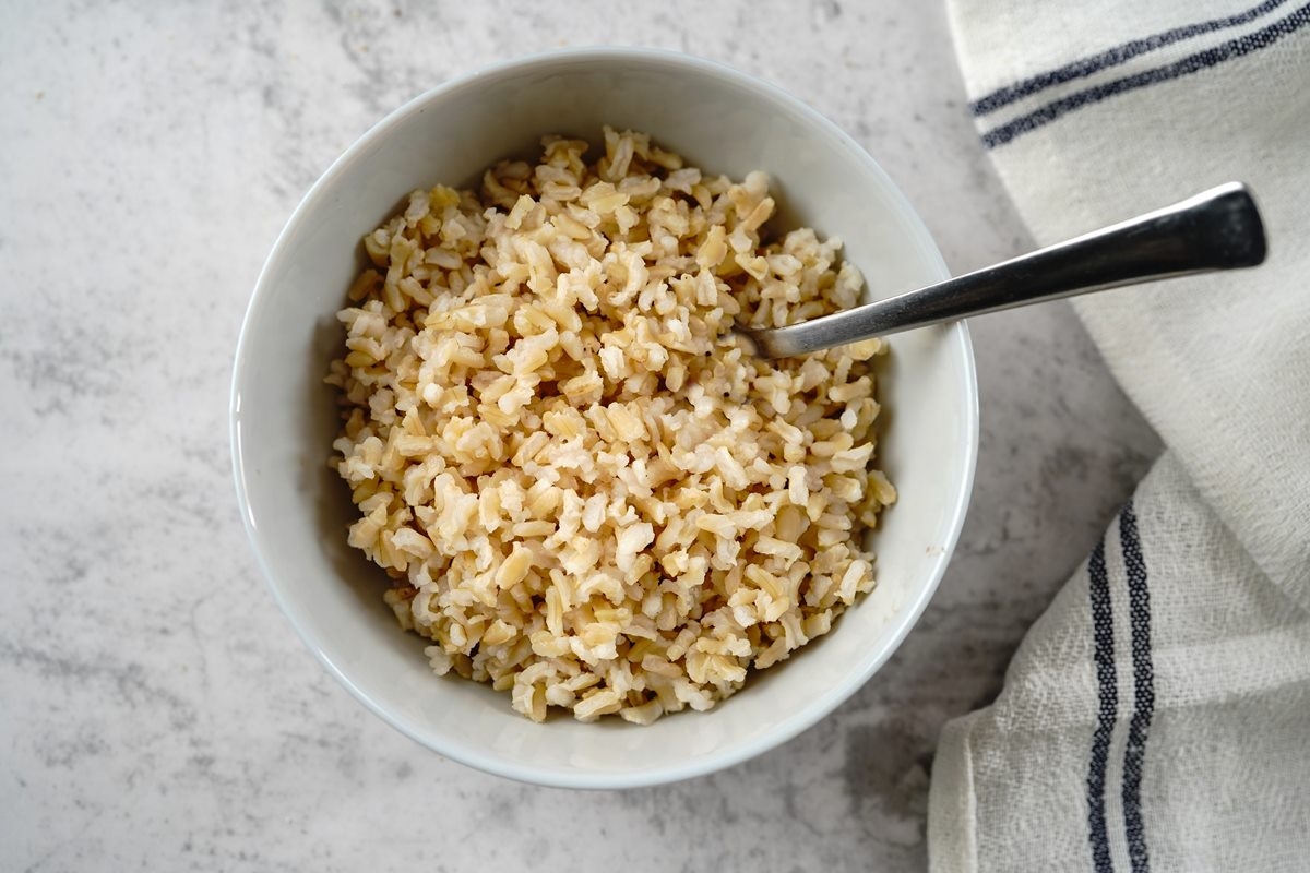 Ajuda a emagrecer: 5 razões para incluir o arroz integral na dieta