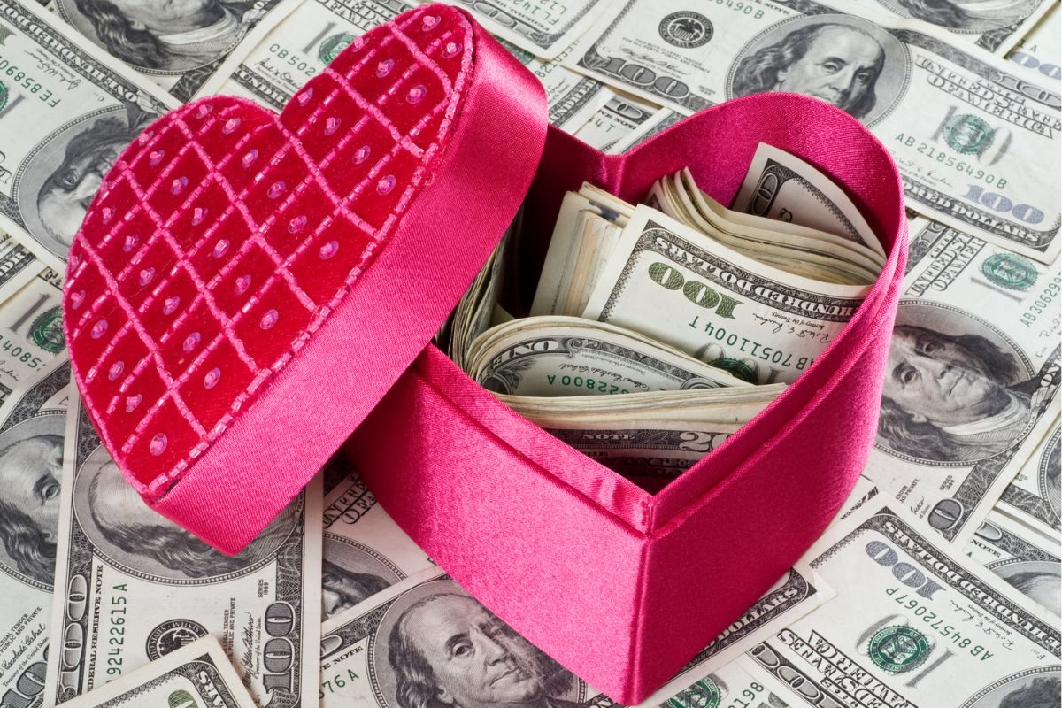 Amore o ricchezza? Scopri quali segni scambiano relazioni per denaro