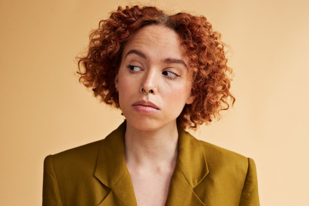 Que signifie détourner le regard lorsqu'on parle, selon la psychologie ?