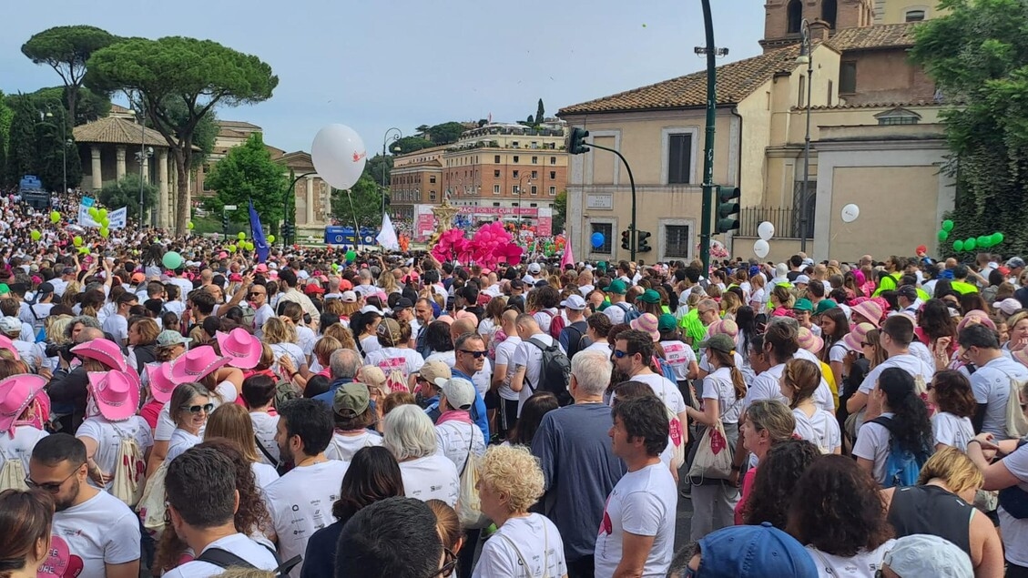 Corrida pela Cura, Roma colorida de rosa com 150 mil participantes