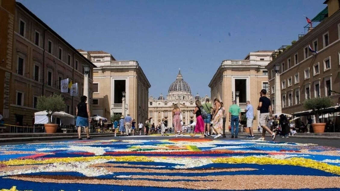 Jubiläum mit der Infiorata auf dem Petersplatz
