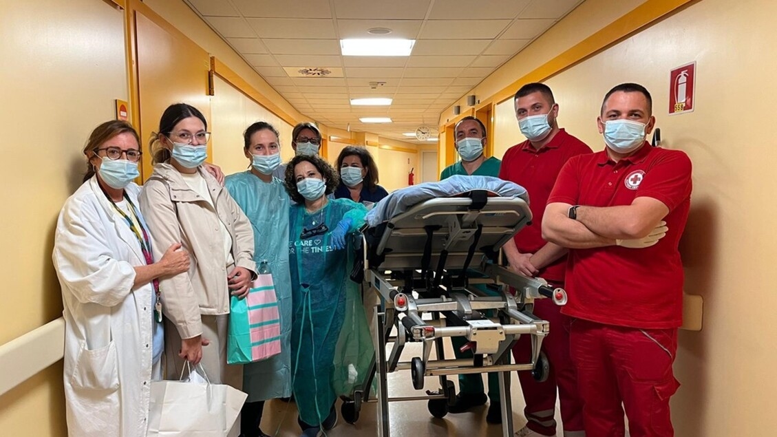 Un bébé du Kosovo arrive en Italie en raison d'une malformation rare.