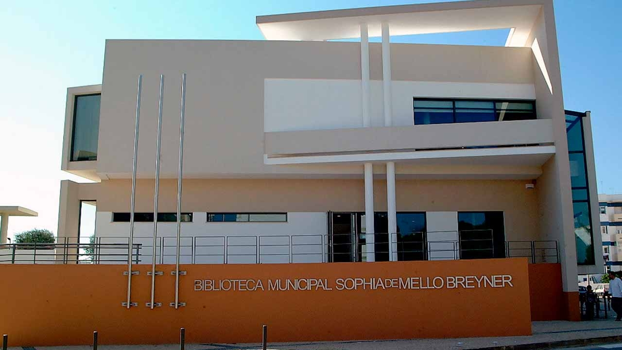 Guilherme d'Oliveira Martins schenkt honderden boeken aan de gemeentelijke bibliotheek van Loulé
