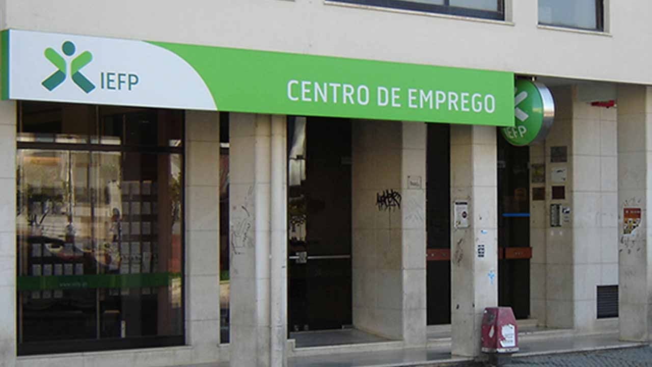 El paro cayó un 3,8% en agosto interanual pero subió respecto a julio