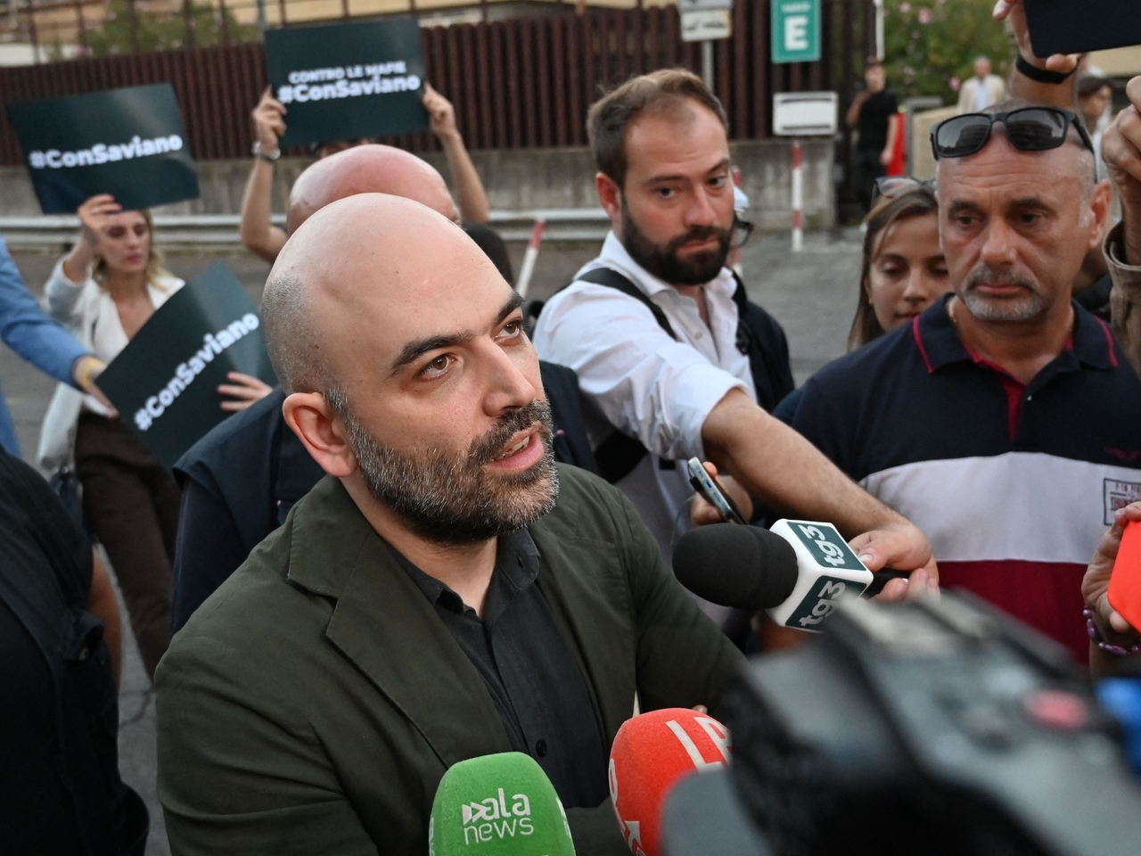 Roberto Saviano secures a key conviction against the Camorra: "It's the most important ruling of my life."