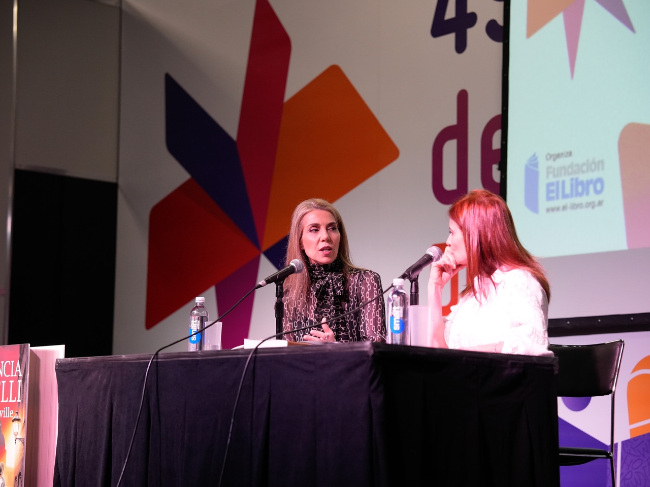 Romantic afternoon at the Book Fair: Florencia Bonelli revealed the story she's working on as she reunites with her readers.