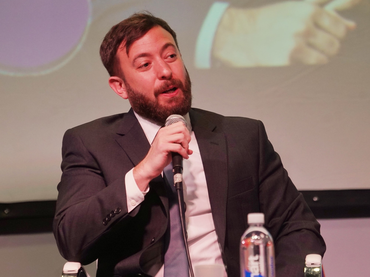 Agustín Laje, en profondeur : il parle de son amitié avec Milei, dit qu'il ne reçoit pas de soutien du gouvernement et rejette l'idée que les militants libertaires sont des « incels ».