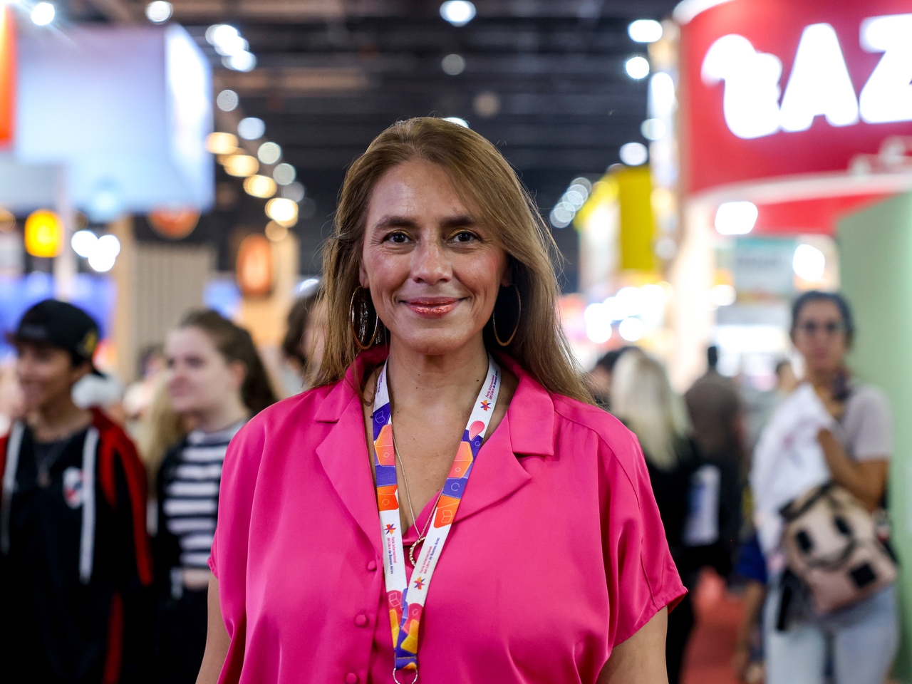 Die Stimme der Buchmesse: Wer ist der Ansager, der seit 26 Jahren die Veranstaltungen ankündigt?