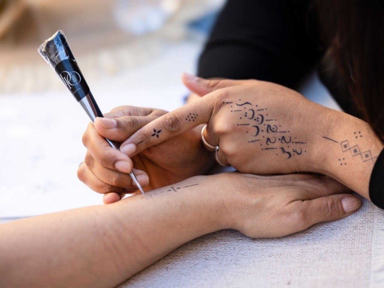 Dalla pelle al museo: Marsiglia si abbandona all'arte del tatuaggio e al suo potere identitario.