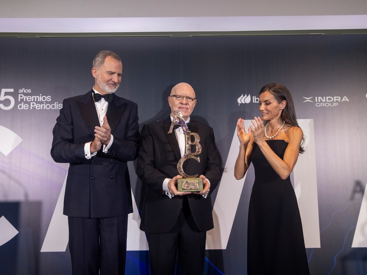 The King of Spain praised the career of Argentine Jorge Fernández Díaz by awarding him the Mariano de Cavia Prize.