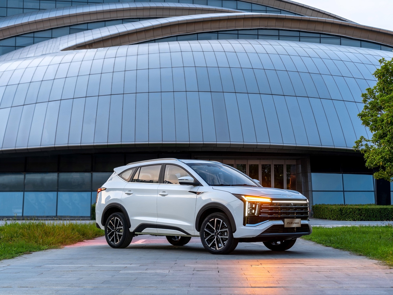 JAC JS8 PRO im Test: So schlägt sich der günstigste chinesische SUV für sieben Passagiere auf dem Markt