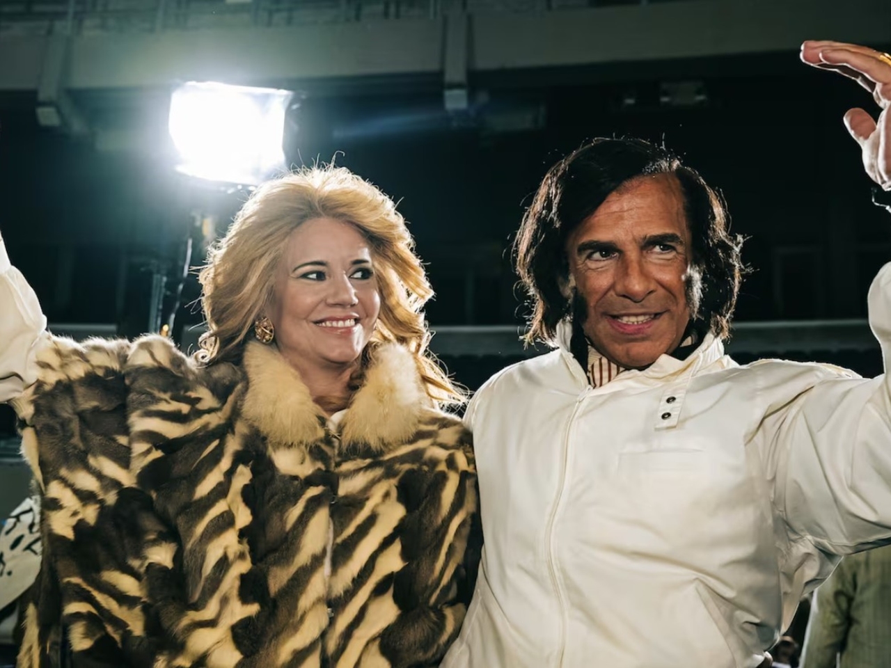 "Menem" y la moda de los 90: pieles, ponchos y ropa deportiva brillosa