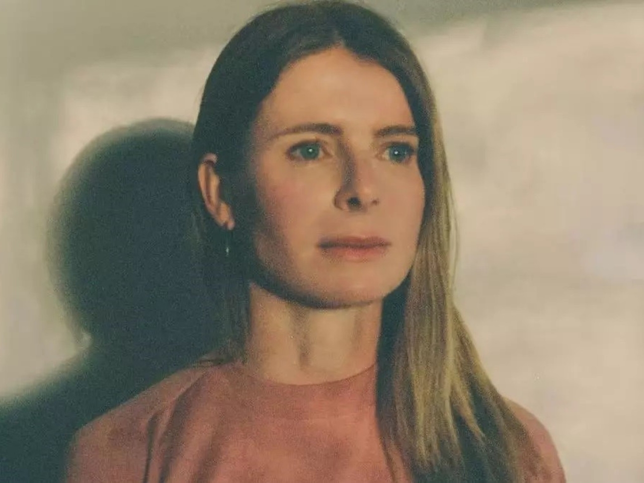 "The Guest", de Emma Cline: um thriller psicológico sobre luxo e deslocamento