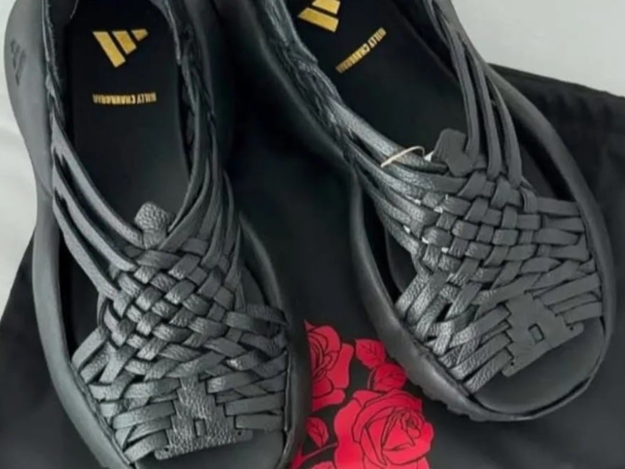 Apropacja kulturowa: Adidas przeprosił za kopiowanie tradycyjnego obuwia rdzennych mieszkańców.