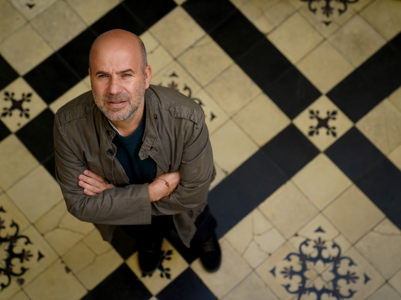 "L'infelicità è una forza motrice della creazione", afferma Javier Peña, creatore del podcast 'Grandes infelices'