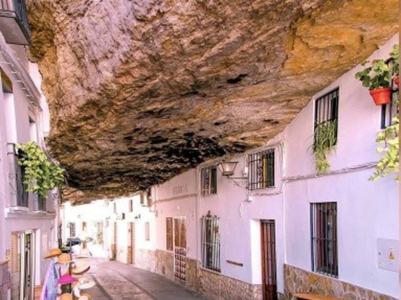 Das unglaubliche spanische Dorf, das in einen Felsen eingebettet ist